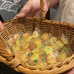 寿司 牡蠣 川崎スシエビス  仲見世通り - 最後はパインアメちゃんをいただいてお見送りしていただきました。店員さんが皆さん親切でした。また来ます(｡･ω･)ﾉﾞ ご馳走様でした！