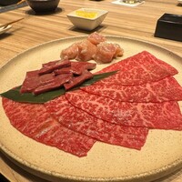 焼肉うしごろ 新宿三丁目店 - 厳選赤身 塩、ホルモン2種盛り合わせ