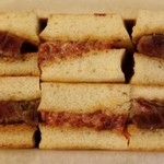 焼肉うしごろ - 黒毛和牛A５ランク「ステーキ＆自家製コンビーフのサンドウィッチ」