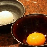 焼肉うしごろ - すき焼き用の卵と一口ライス