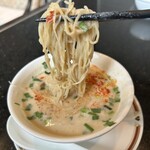 龍天門 - 麺は細麺。