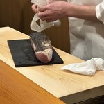 鮨 あらい - 皮を焼かれた熟成めじ鮪