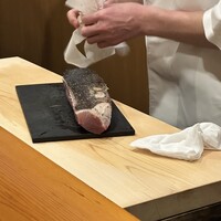 鮨 あらい - 皮を焼かれた熟成めじ鮪