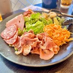 GIRASOLE - 前菜盛り合わせはこのボリューム！