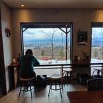 つぐもりカフェ - 店内から八ヶ岳連峰を望むも今日は見えません