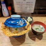 とんかつ めし処 長屋 - 蓋付きで提供