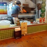 ピッツェリア ダ マッシモ - 立派な薪窯と、華麗な調理の様子が目の前です✨