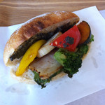 ミックスプラスベーカリー - いろどり野菜サンド ¥300