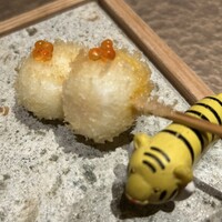 鮨トキドキ串 海老虎 - 半熟うずらの卵揚げ