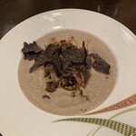 bistro La vie - キノコのスープトリュフとフォアグラ