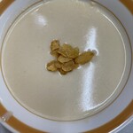 グリルオーツカ - Ａランチのスープ　　上にコーンフレーク