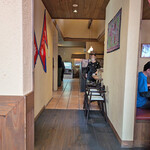 アンナプルナ カレー&ビュッフェ - 店内 ビュッフェの為この通路を何度も行き来する