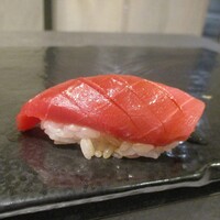 すし大 - 血合いぎしの中トロ ： 塩釜 120Kgのマグロ。赤身と中トロの間の部分で、血合いの隣の部分。鮪の味や香りが濃く身がしっかりしています。うゥ～ン！ 美味いッ！