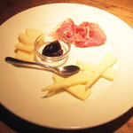 カフェ マメヒコ - チーズと生ハムの盛り合わせ(1200円)