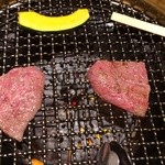 和牛 まつした - 別の肉を焼いております