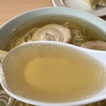 おぐら屋 - スープはなみなみと注がれ、優しい口当たり。