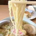 おぐら屋 - 佐野ラーメンの代名詞、青竹手打ち麺。