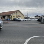 おぐら屋 - 開店前で、車は8割埋まる。でも回転早いからそんなに待たないかな？