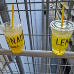 レモネード バイ レモニカ - ドリンク写真:左がピーチ、右はソーダ