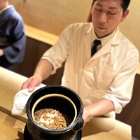 橦木町 しみず - 大将と女将さんの温かい雰囲気が、お店の空間全体を包み込んでいます。