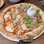 Pizza 4P's - シーフードスパイシートマトピザ　　パルマハムとブラッターチーズのピザ