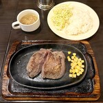 栄町ステーキ - 穀物牛熟成ランプ肉ステーキ (200g) ¥1,700- (税込)
ライス/サラダ/スープセット ¥300- (税込)