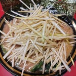 豚骨醤油ラーメン 王道家 - 別皿のネギを投入
