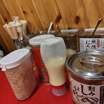 豚骨醤油ラーメン 王道家 - 卓上調味料はこんな感じで充実