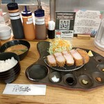 ニューベイブ - とんかつ定食全景