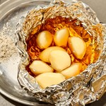 ホルモンハジメ - にんにくホイル焼き