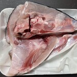 石塚魚店 - カンパチの頭からカマにかけての半身、大きくて食べでがありましたー、塩焼きにしたけどおいしかった♪