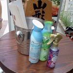 听屋 - 待ち時間用のテーブル？灰皿は離れたところで使用中