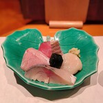 ますぶち - お造り　大間の本マグロ　鰤　しゃこ　帆立貝　〆さば