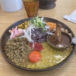 虹の仏 - キーマあいがけ(本日のカレー:チキン)
      生卵トッピング