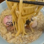 いかれたヌードル フィッシュトンズ - 麺リフト