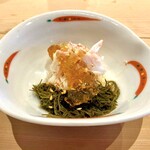 すしやのたい悟 - ・肴　毛ガニつまみ、岩もずく酢　ポン酢ジュレ　　毛ガニと岩もずくの美しい凄み。