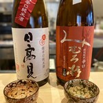 すしやのたい悟 - 日本酒お試し。左から、宮城県「超辛口純米酒／日髙見（ひたかみ）」。右に奈良県「特別純米辛口／みむろ杉／露葉風」。