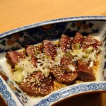 串小町 - 牛ハツ炙り刺し 600円