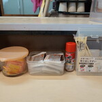 はまべ - 卓上の調味料、”生醤油”、”辛子”、”中濃ソース”、”七味”、”タルタルソース”、他にも”焼き塩”と”ウースターソース”が置いてあります。