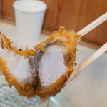 はまべ - とても分厚い”アジ”、断面をこう見ると半丸状態、衣はカラッ･･･サクサクッと中は半レア状態でシットリ･･･フワフワ～堪りません。