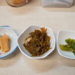 はまべ - ”小鉢”は”大根の醤油漬”、”昆布の煮物”と”ブロッコリーの煮物”です。