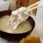 はまべ - ”アラ汁”、このような綺麗で大きな”タイのアラ”が３塊ほど入っていました。臭みは全く無く、”汁”としての美味しさは勿論、"アラ”として入っている”身”も美味しく食べることができました。