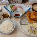 はまべ - 本日いただいた”はまべ定食”、"アジフライ”、”刺身”、”小鉢は３品”、”アラ汁”、”ご飯”の”定食”です。