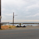 はまべ - お店の前は駐車場、その先に東京湾、対岸は三浦半島の三浦海岸になるかと思います。