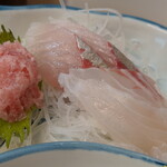 はまべ - 各”お刺身”は２切ずつと少なめですが、新鮮で美味しく満足できました。