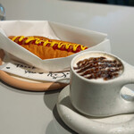 EmoLab Cafe - プレーンホットドッグとホットカフェモカ