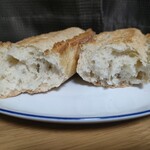 ル トーキヨー フレンチベーカリー エスプリ - クラムはクリーム色っぽい白で大小不規則な気泡