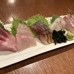 286951777 - お刺身三点盛り　鮮度のよい丁寧なお造りは外せません　鯖が脂がのって旨みたっぷり