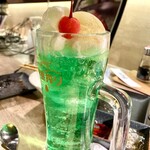 炭火焼肉・ほるもん こち家 - 推し色クリームソーダ！何種類もあるけど、オーソドックスなgreenで！アイスは、ハーゲンダッツ級？に美味しい！サクランボが、ショリショリだったのはご愛嬌。笑笑
