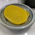 石走ラーメン - ・前回より色の濃いたくあん